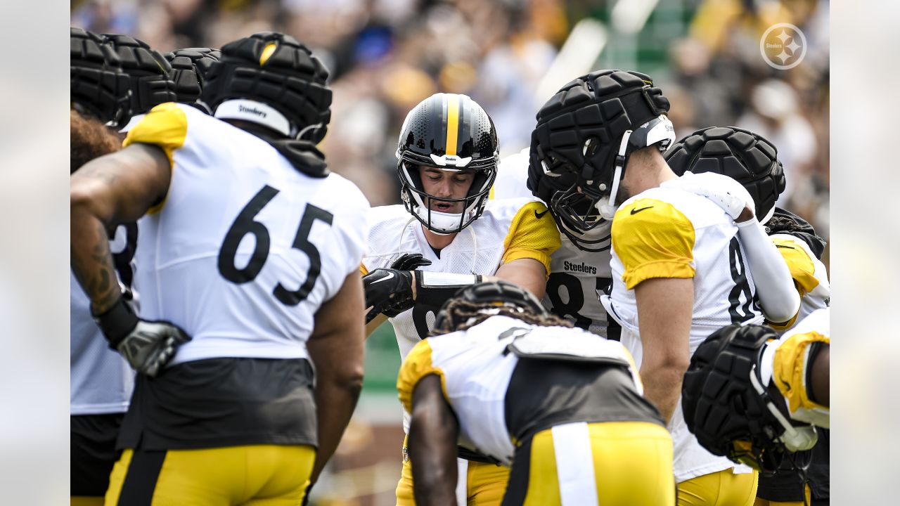 Pittsburgh Steelers center Mason Cole (61) participates in the NFL football  team's training camp workout in Latrobe, Pa., Tuesday, Aug. 1, 2023. (AP  Photo/Barry Reeger Stock Photo - Alamy