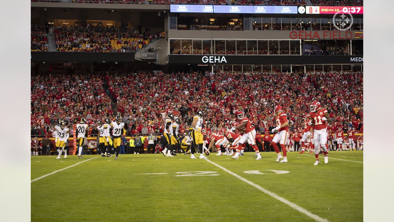 KANSAS CITY, MO - DECEMBER 26: Pittsburgh Steelers tight end Kevin Rader  (87) before an NFL game between the Pittsburgh Steelers and Kansas City  Chiefs on Dec 26, 2021 at GEHA Field