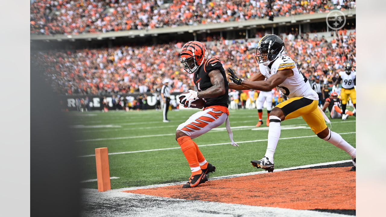 Pittsburgh Steelers cornerback Ahkello Witherspoon (25) celebrates an  interception during a NFL football game against the Cincinnati Bengals,  Sunday, Sept. 11, 2022, in Cincinnati. (AP Photo/Emilee Chinn Stock Photo -  Alamy