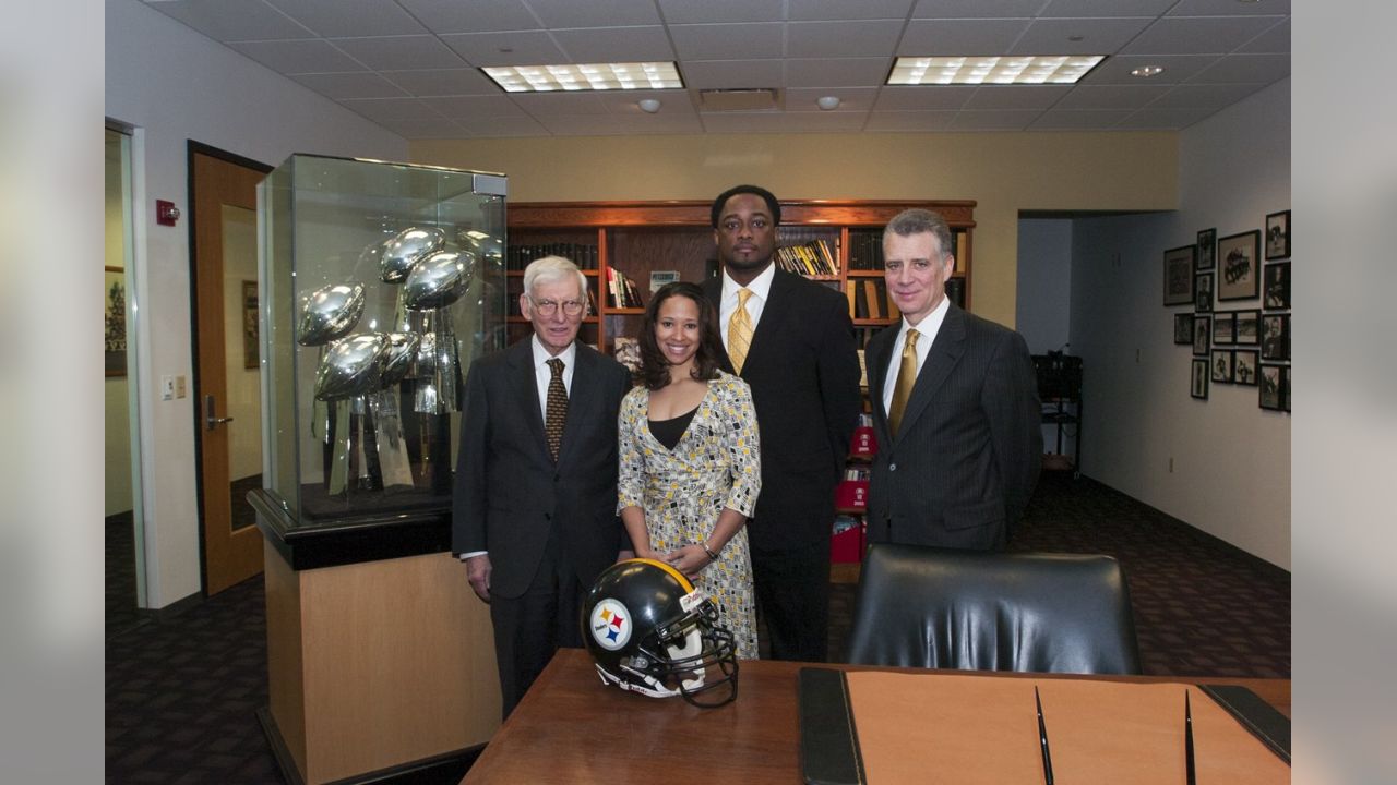 Jerome Bettis giving his brother Hines Ward a hug following his  retirement press conference.