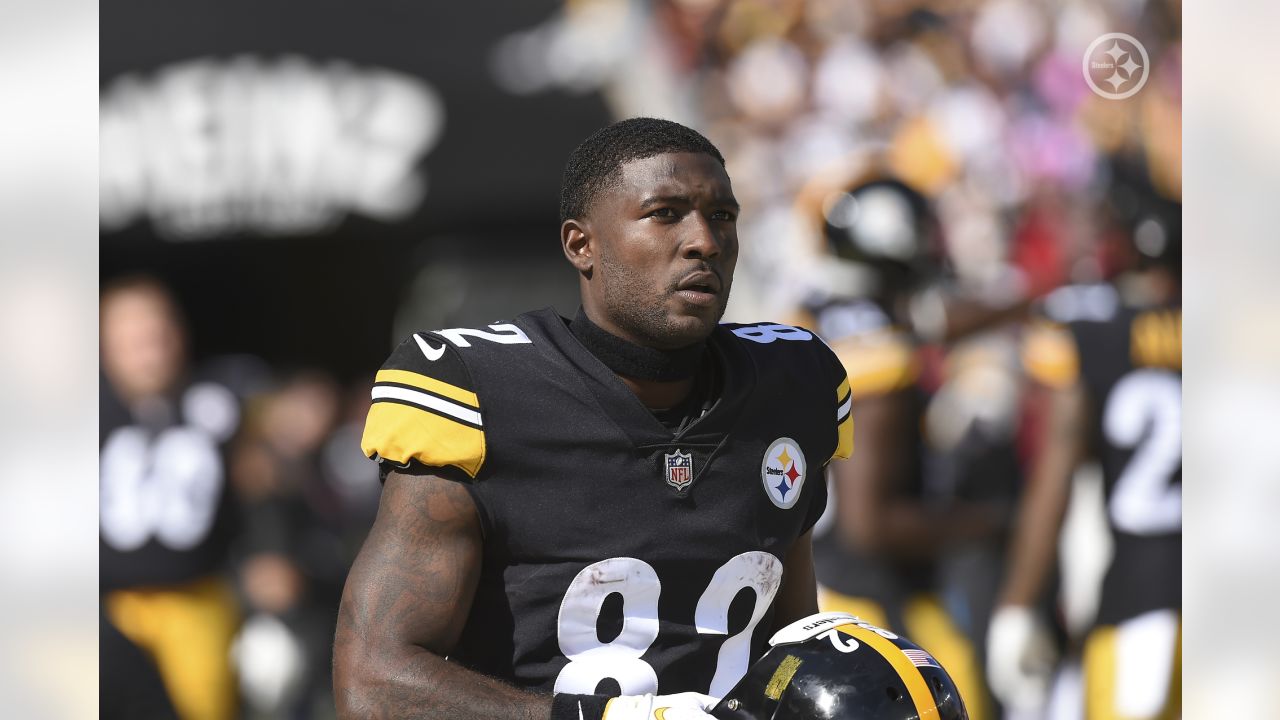 Pittsburgh Steelers wide receiver Steven Sims returns a kickoff 88