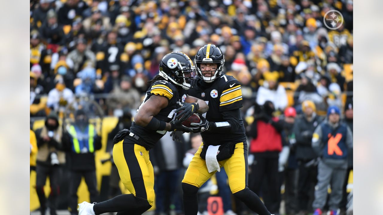 Cameron Sutton forces fumble against the Titans, Joe Haden dives for the  fumble recovery 