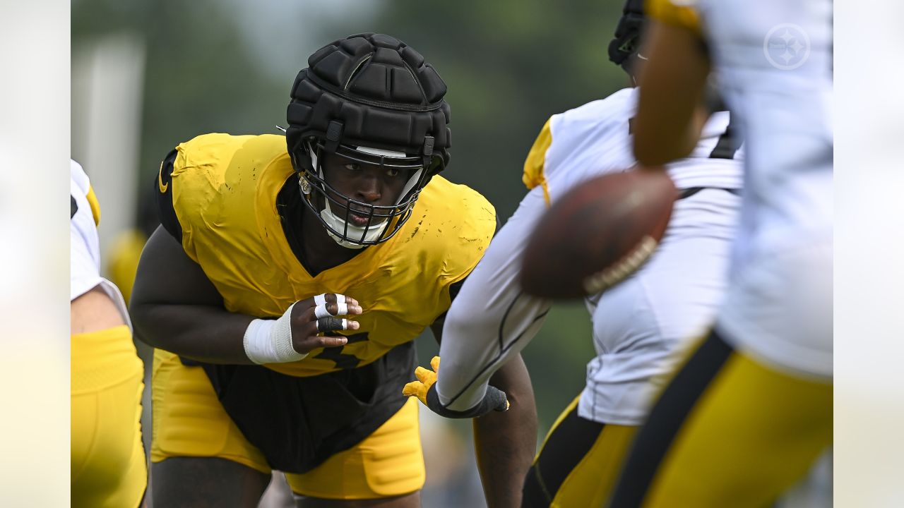 Pittsburgh Steelers center Mason Cole (61) participates in the NFL football  team's training camp workout in Latrobe, Pa., Tuesday, Aug. 1, 2023. (AP  Photo/Barry Reeger Stock Photo - Alamy