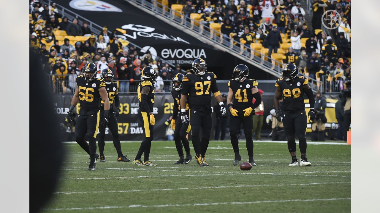 Pittsburgh, Pennsylvania, USA. 20th Nov, 2022. November 20th, 2022  Cincinnati Bengals running back Joe Mixon (28) and Cincinnati Bengals  running back Samaje Perine (34) celebrate after scoring a touchdown during  Pittsburgh Steelers