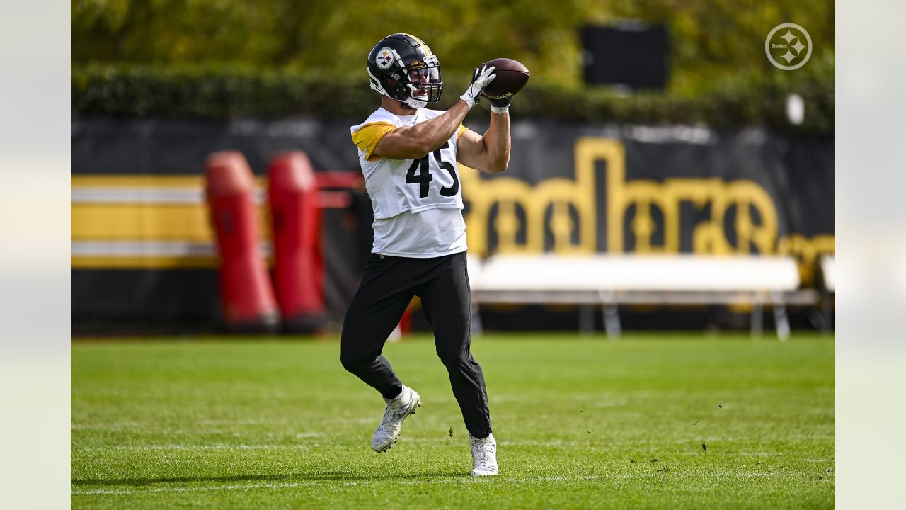 Kenny Pickett, George Pickens, Calvin Austin III wear #Steelers jersey for  first time