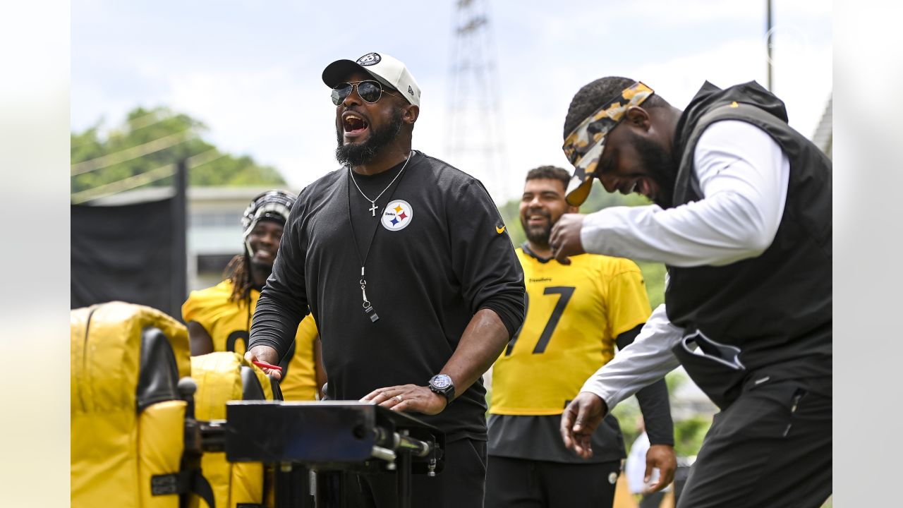 Mike Tomlin Wears Nike Air Force 1s During Steelers Game - Sports