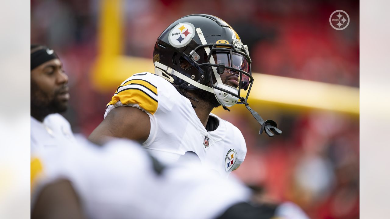 KANSAS CITY, MO - JANUARY 16: Pittsburgh Steelers wide receiver JuJu  Smith-Schuster (19) before an AFC wild card playoff game between the  Pittsburgh Steelers and Kansas City Chiefs on Jan 16, 2022