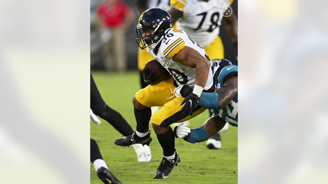 November 22, 2020 - Jacksonville, FL, U.S: Jacksonville Jaguars running  back James Robinson (30) during 1st half NFL football game between the  Pittsburgh Steelers and the Jacksonville Jaguars at TIAA Bank Field