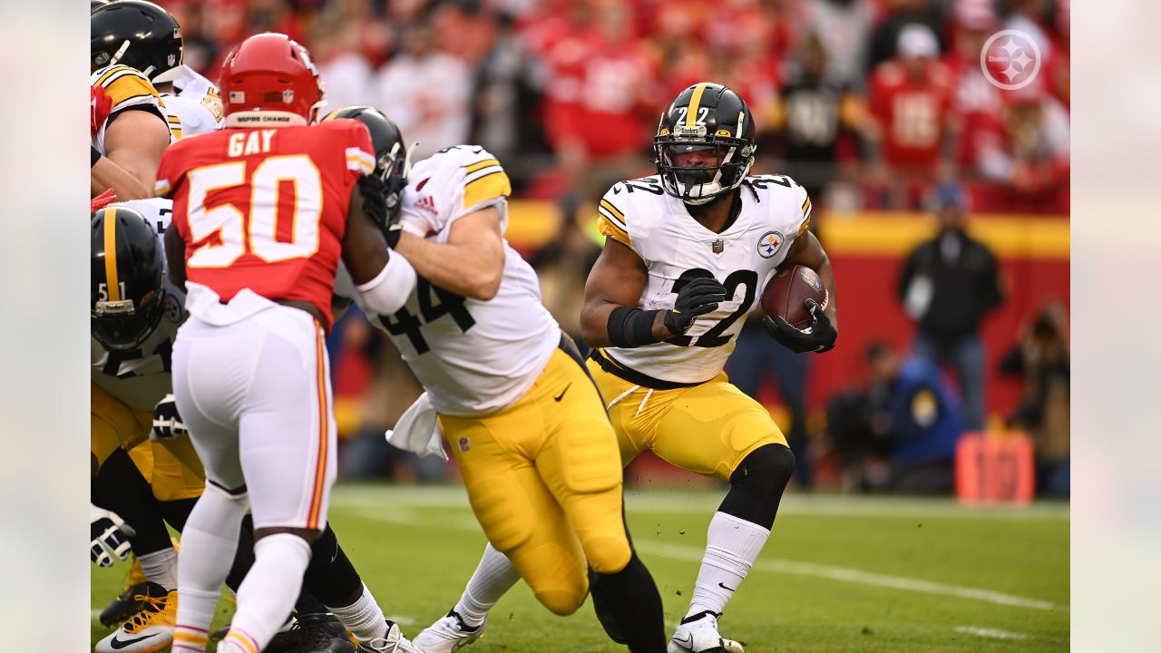 KANSAS CITY, MO - DECEMBER 26: Pittsburgh Steelers punter Corliss Waitman  (10) before an NFL game between the Pittsburgh Steelers and Kansas City  Chiefs on Dec 26, 2021 at GEHA Field at