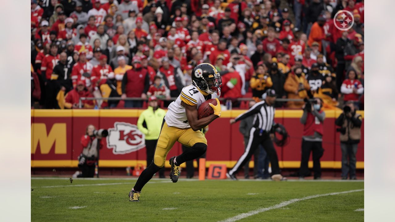 KANSAS CITY, MO - DECEMBER 26: Pittsburgh Steelers tight end Kevin Rader  (87) before an NFL game between the Pittsburgh Steelers and Kansas City  Chiefs on Dec 26, 2021 at GEHA Field