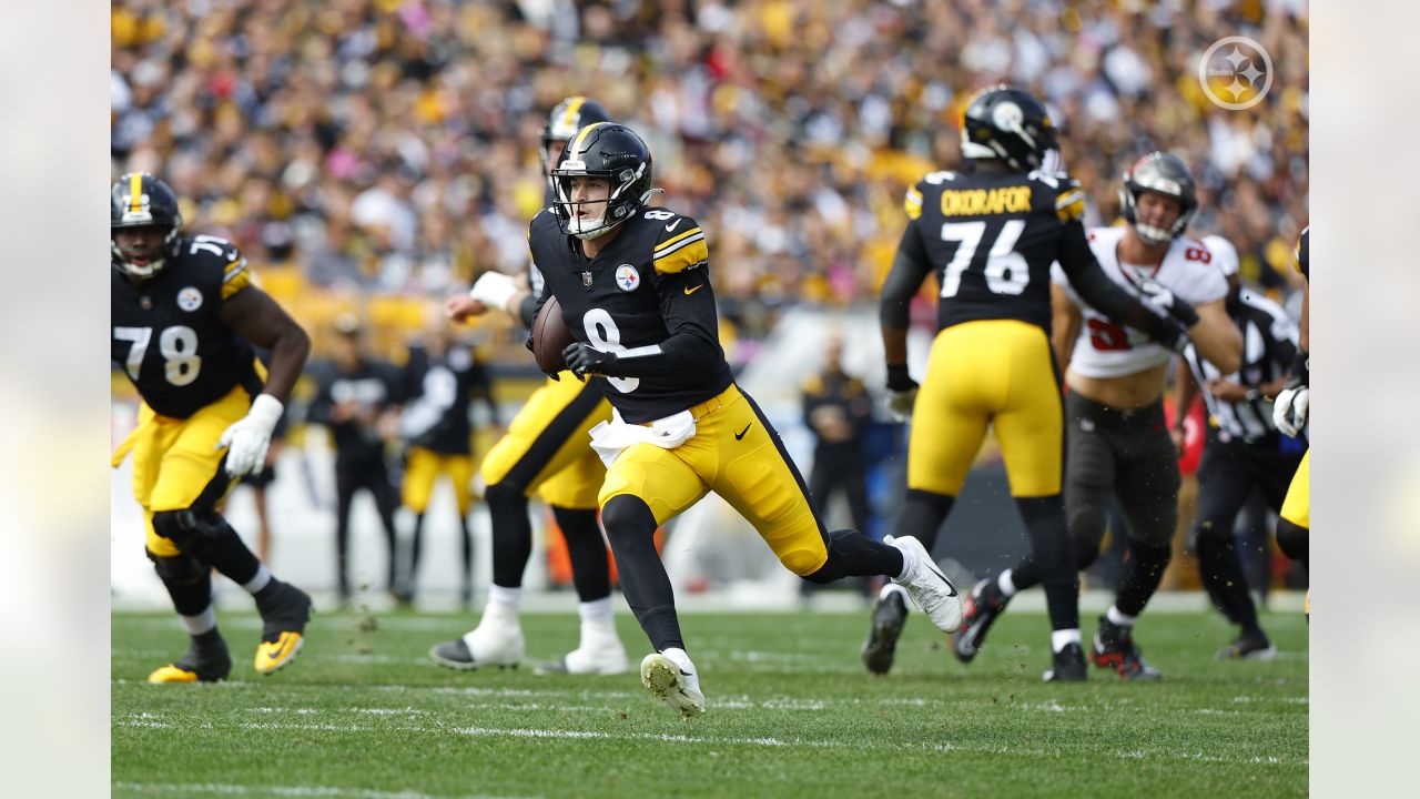 Tampa Bay Buccaneers linebacker Markees Watts (58) rushes the quarterback  during an NFL preseason football game against the Pittsburgh Steelers,  Friday, Aug. 11, 2023, in Tampa, Fla. (AP Photo/Peter Joneleit Stock Photo  - Alamy