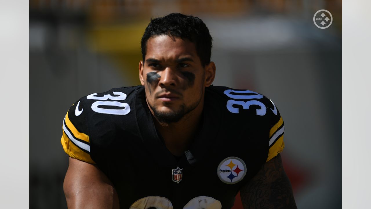 Pittsburgh Steelers running back James Conner (30) shades his eyes