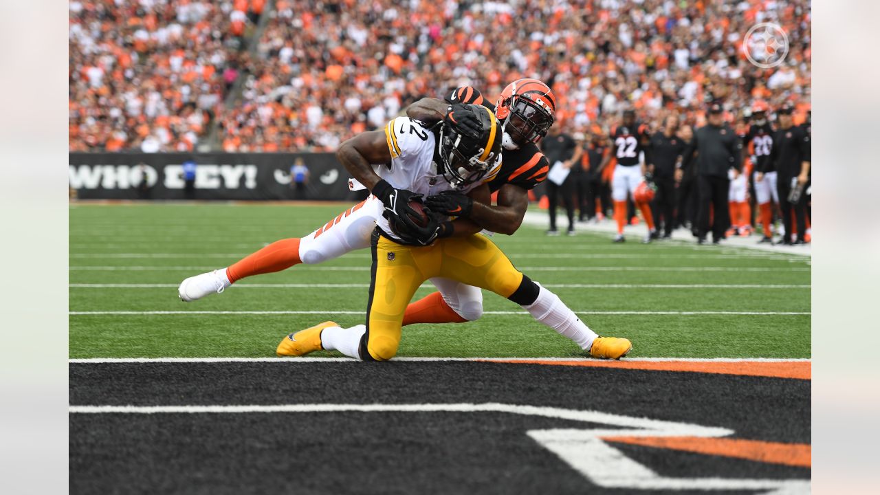 Pittsburgh Steelers fullback Derek Watt (44) runs onto the field during an  NFL football game against the Cincinnati Bengals, Sunday, Sept. 11, 2022,  in Cincinnati. (AP Photo/Emilee Chinn Stock Photo - Alamy