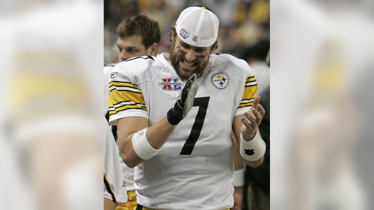 Jerome Bettis, Pittsburgh Steelers runningback warms up at Super Bowl XL  featuring the Seattle Seahawks and the Pittsburgh Steelers at Ford Field in  Detroit, Mi., on February 5, 2006. (UPI Photo/John Angelillo