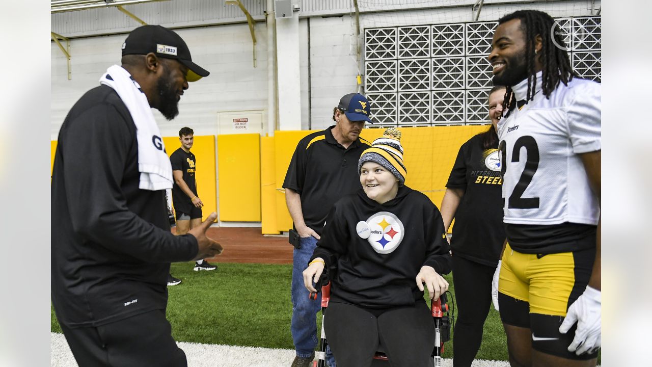 Pittsburgh Steelers Head Coach Mike Tomlin meets with Chloe Fritto from the Make-A-Wish Foundation at the UPMC Rooney Sports Complex, Friday, Nov. 11, 2022 in Pittsburgh, PA. (Abigail Dean / Pittsburgh Steelers)