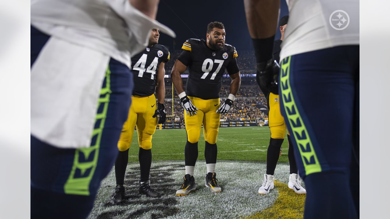 Pittsburgh, PA, USA. 17th Oct, 2021. Cameron Heyward #97 sacks Geno Smith  #7 during the Pittsburgh Steelers vs Seattle Seahawks game at Heinz Field  in Pittsburgh, PA. Jason Pohuski/CSM/Alamy Live News Stock