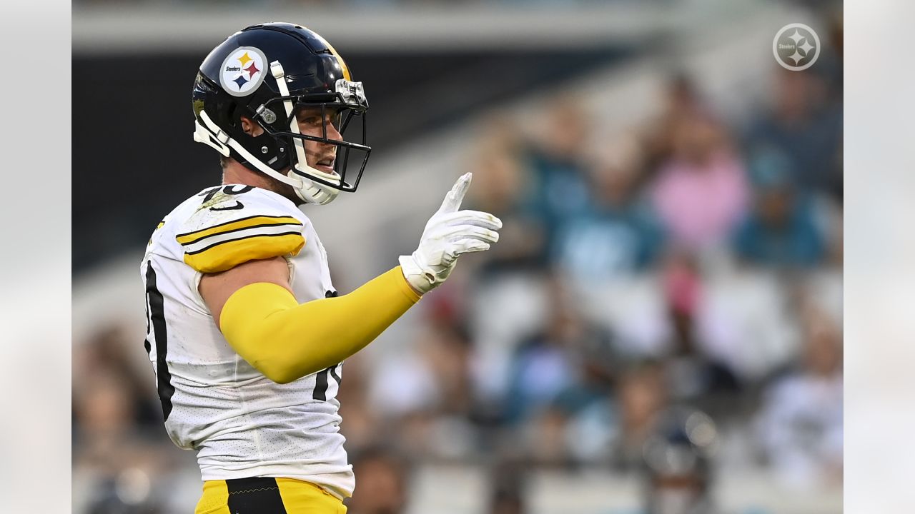 A Pittsburgh Steelers helmet sits on the sideline before a preseason NFL  football game against the Jacksonville Jaguars, Saturday, Aug. 20, 2022, in  Jacksonville, Fla. (AP Photo/Phelan M. Ebenhack Stock Photo - Alamy