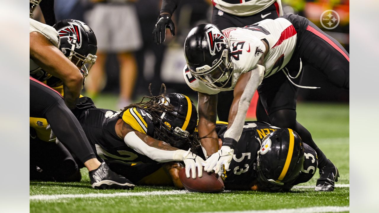 Photo: Steelers Kenny Pickett, Dan Moore,and Najee Harris Celebrates TD -  PIT2022101606 