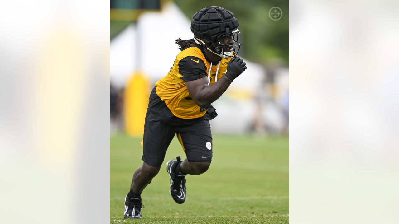 Pittsburgh Steelers center Mason Cole (61) participates in the NFL football  team's training camp workout in Latrobe, Pa., Tuesday, Aug. 1, 2023. (AP  Photo/Barry Reeger Stock Photo - Alamy