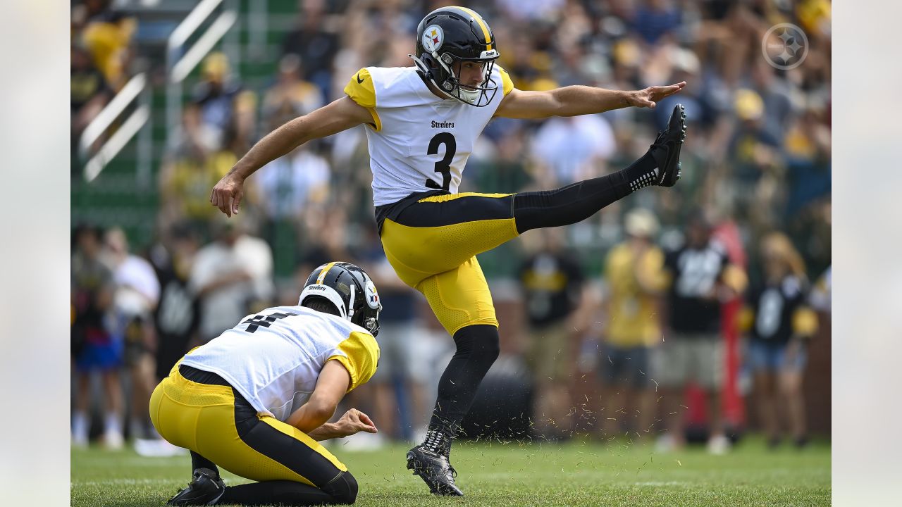 Pittsburgh Steelers center Mason Cole (61) participates in the NFL football  team's training camp workout in Latrobe, Pa., Tuesday, Aug. 1, 2023. (AP  Photo/Barry Reeger Stock Photo - Alamy