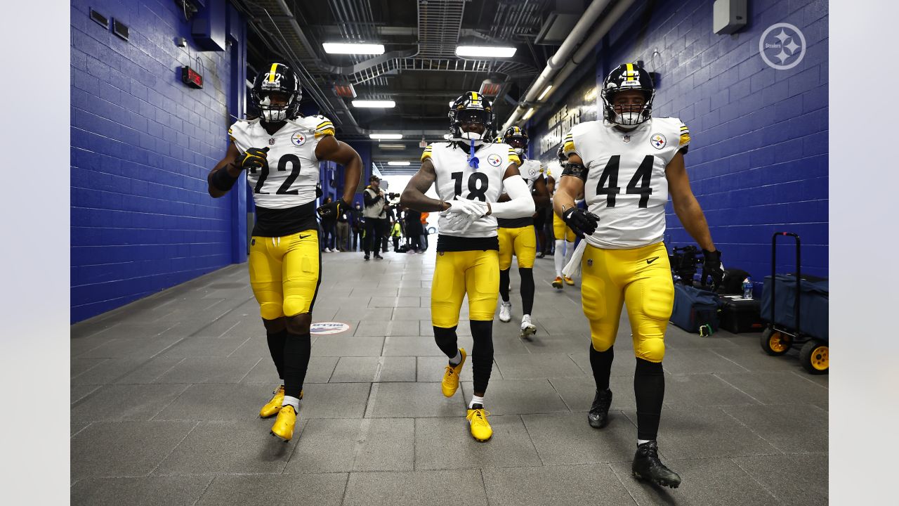 Pittsburgh, PA, USA. 19th Aug, 2023. Aug. 19, 2023: Najee Harris #22 during  the Pittsburgh Steelers vs Buffalo Bills preseason game in Pittsburgh PA at  Acrisure Stadium. Brook Ward/AMG. (Credit Image: ©