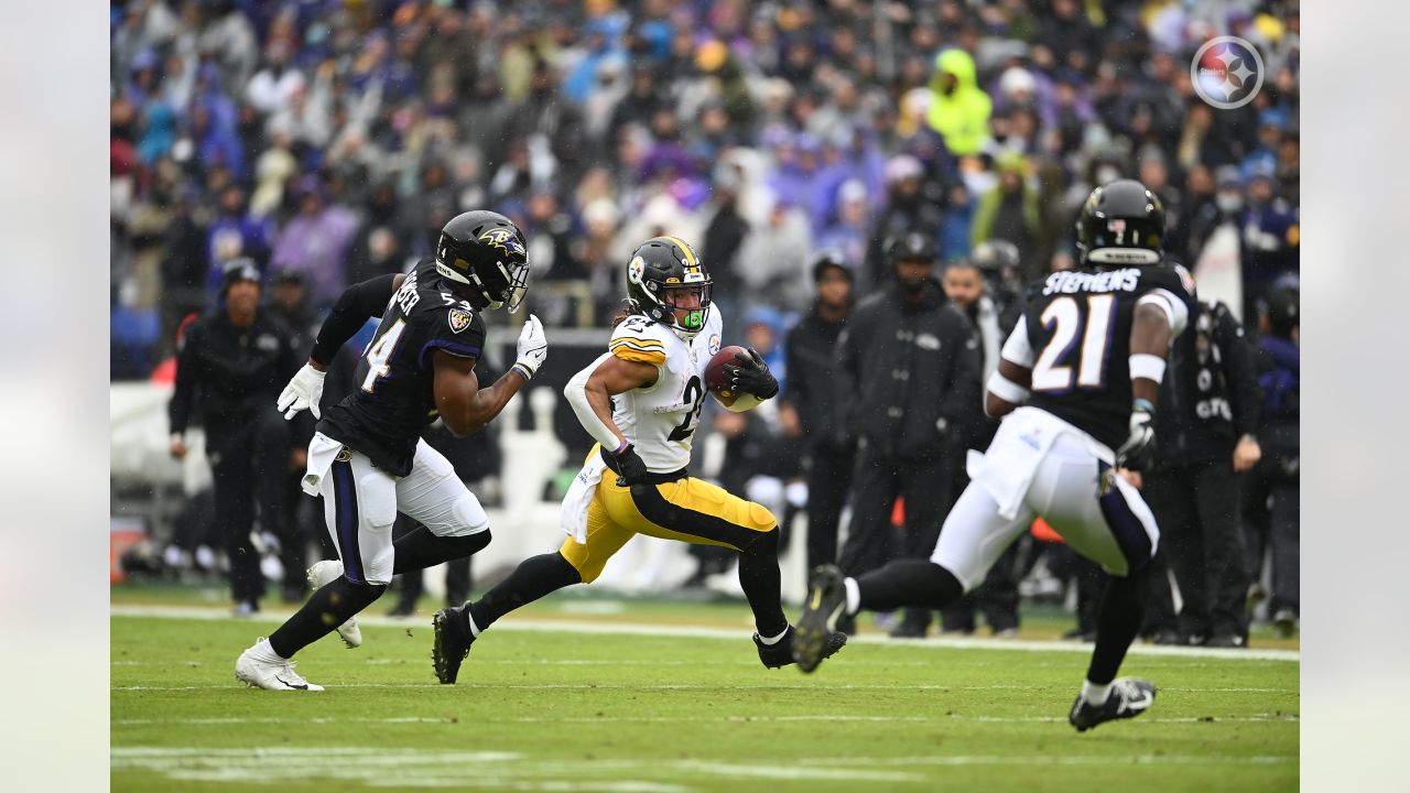 🏈 Steelers defeat Ravens 16-13 to keep their playoff hopes alive. Ge