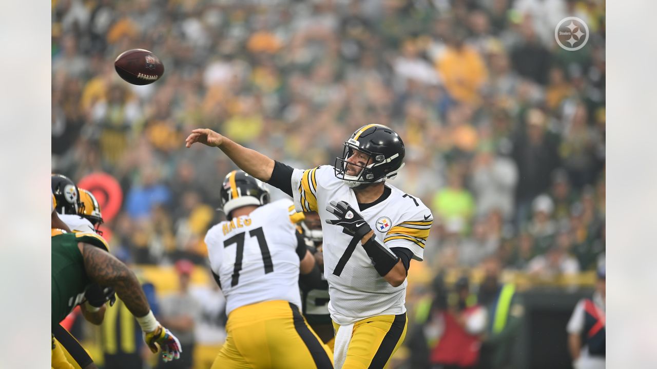 Pittsburgh Steelers' Ben Roethlisberger looks over the defense during the  NFL Super Bowl XLV football game against the Green Bay Packers Sunday, Feb.  6, 2011, in Arlington, Texas. (AP Photo/Charlie Krupa Stock