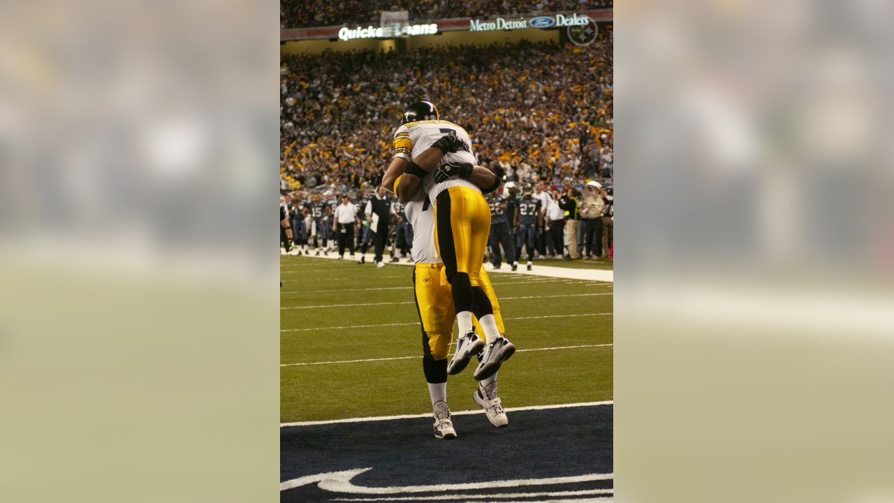 Jerome Bettis, Pittsburgh Steelers runningback warms up at Super Bowl XL  featuring the Seattle Seahawks and the Pittsburgh Steelers at Ford Field in  Detroit, Mi., on February 5, 2006. (UPI Photo/John Angelillo