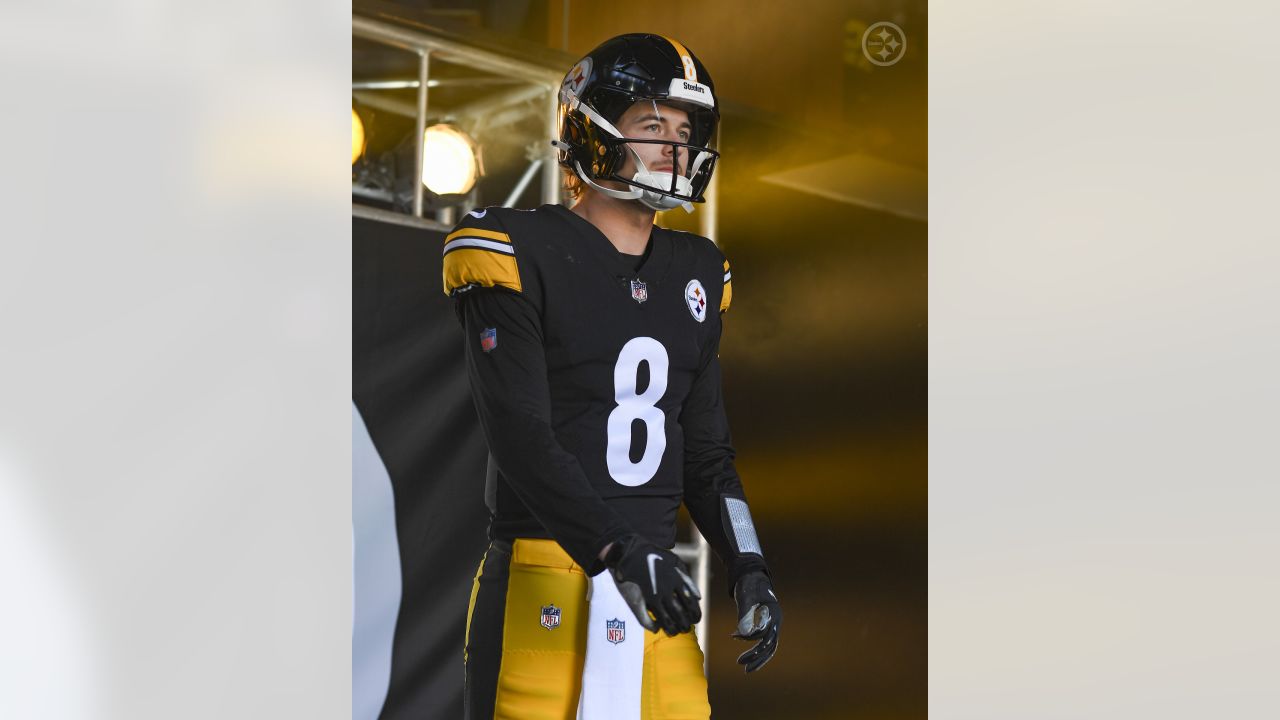 Pittsburgh, United States. 08th Jan, 2023. Pittsburgh Steelers quarterback  Kenny Pickett (8) throws in the first quarter against the Cleveland Browns  at Acrisure Stadium on Sunday, January 8, 2023 in Pittsburgh. Photo