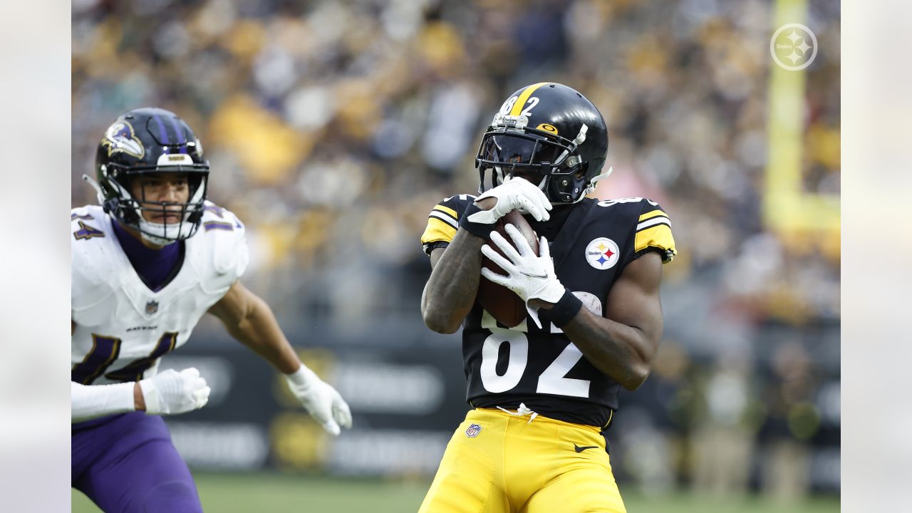 Baltimore, United States. 01st Jan, 2023. Baltimore Ravens tight end Isaiah  Likely (80) is brought down by Pittsburgh Steelers linebacker Robert  Spillane (41) during the first half at M&T Bank Stadium in