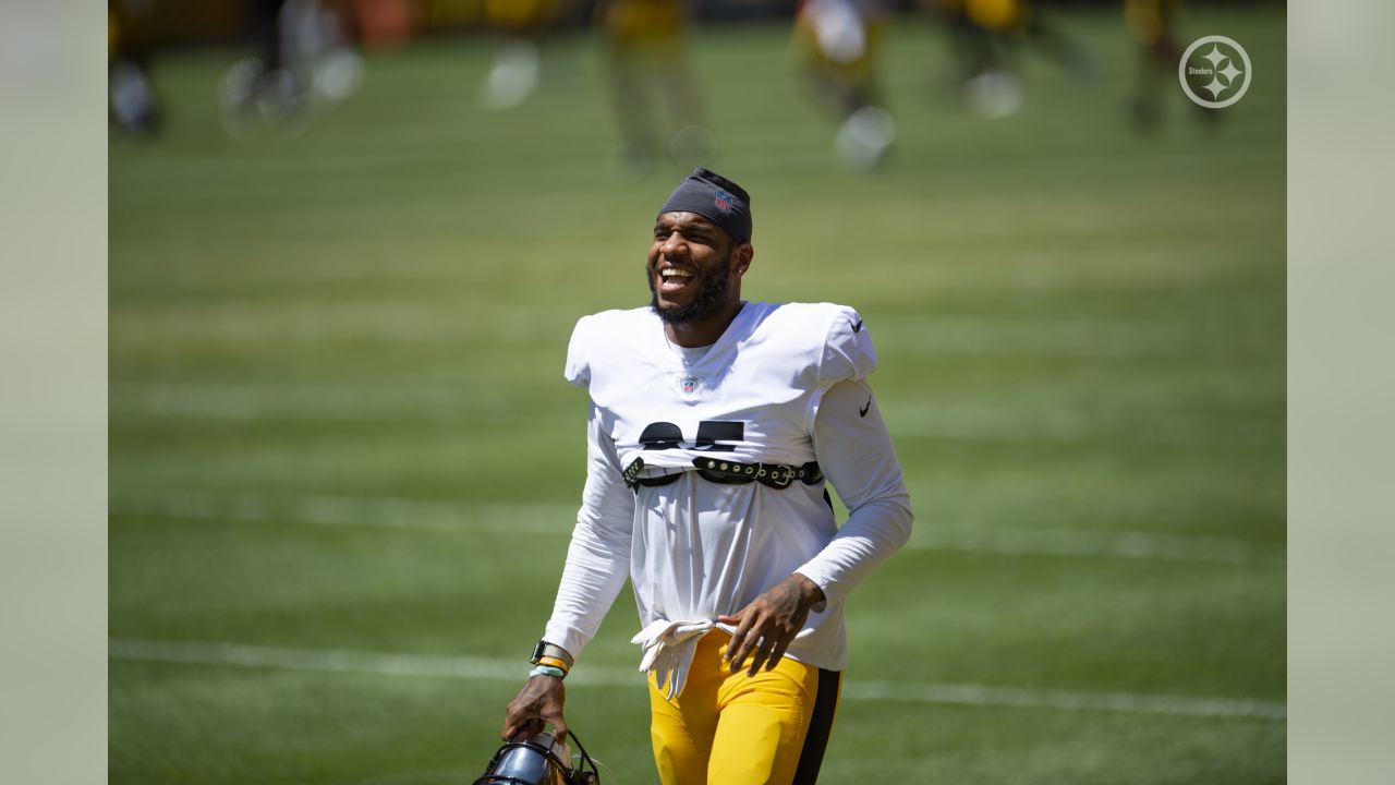 Pittsburgh Steelers running back Benny Snell (24) is greeted by a group of  young football players as he takes the field for the team's first day of  drills during their NFL football