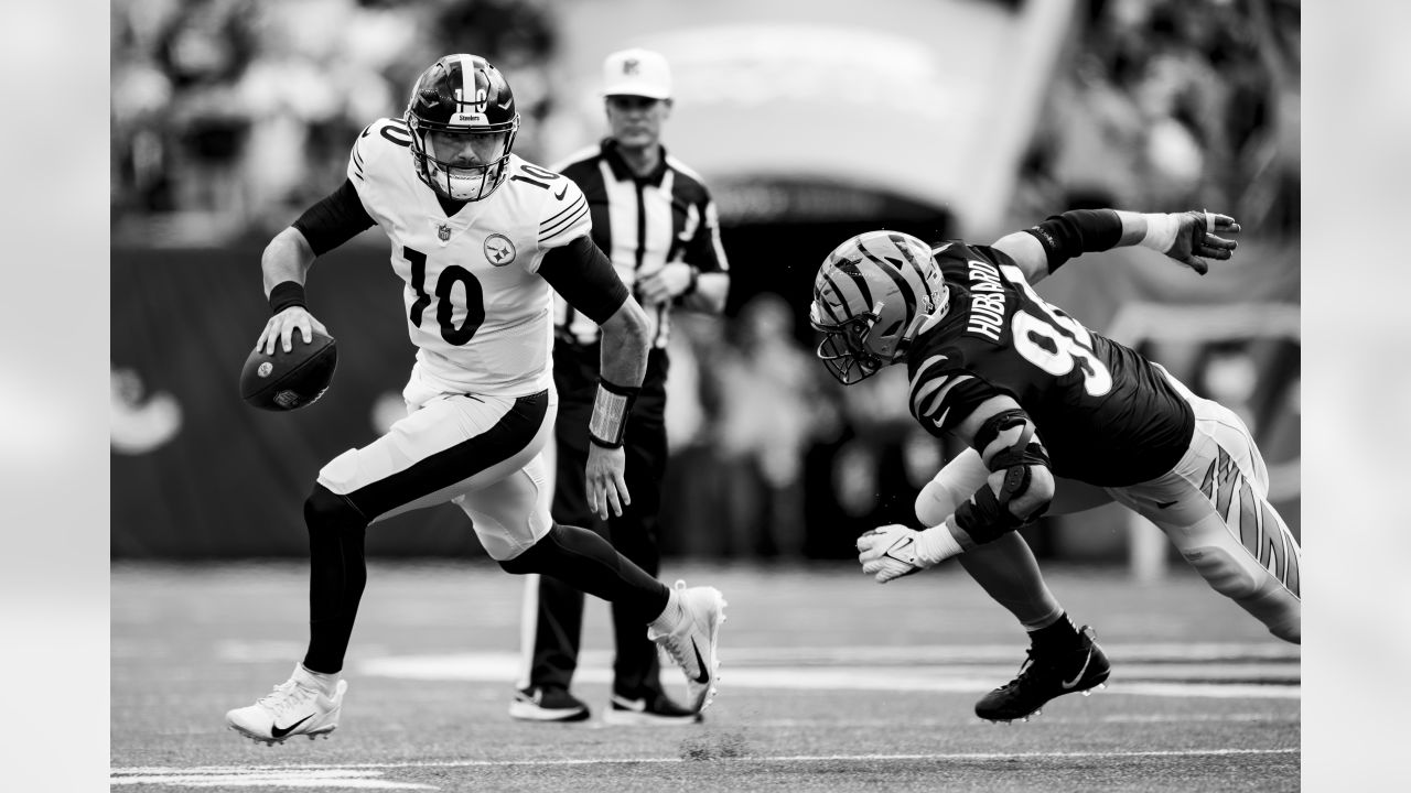 The Pittsburgh Steelers offensive line prepares to hike the ball during an  NFL football game against the Cincinnati Bengals Sunday, Nov. 28, 2021, in  Cincinnati. (AP Photo/Jeff Dean Stock Photo - Alamy