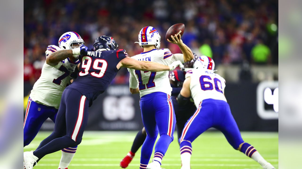 Houston Chronicle Sports - Houston Texans quarterback Deshaun Watson flexes  in celebration after connecting with running back Taiwan Jones to set up  the winning field goal in overtime of their 22-19 AFC