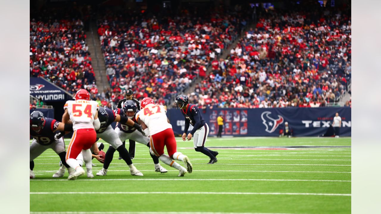 Houston, Texas, USA. 18th Dec, 2022. Kansas City Chiefs quarterback Patrick  Mahomes (15) reaches back to pass downfield during the overtime period  between the Houston Texans and the Kansas City Chiefs at