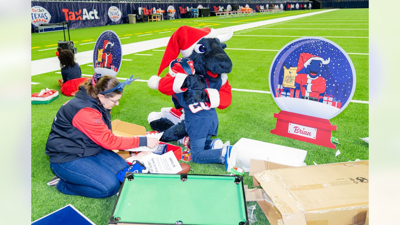 The Texans spread holiday cheer in H-Town