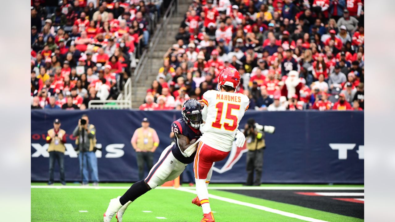 Houston, Texas, USA. 18th Dec, 2022. Kansas City Chiefs PATRICK MAHOMES  (15) brake out the pocket during the game between the Kansas City Chiefs  and the Houston Texans in Houston, Texas at