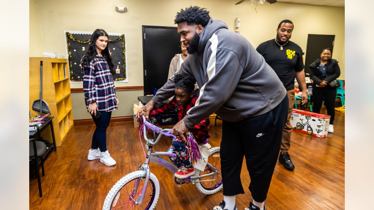 The Texans spread holiday cheer in H-Town