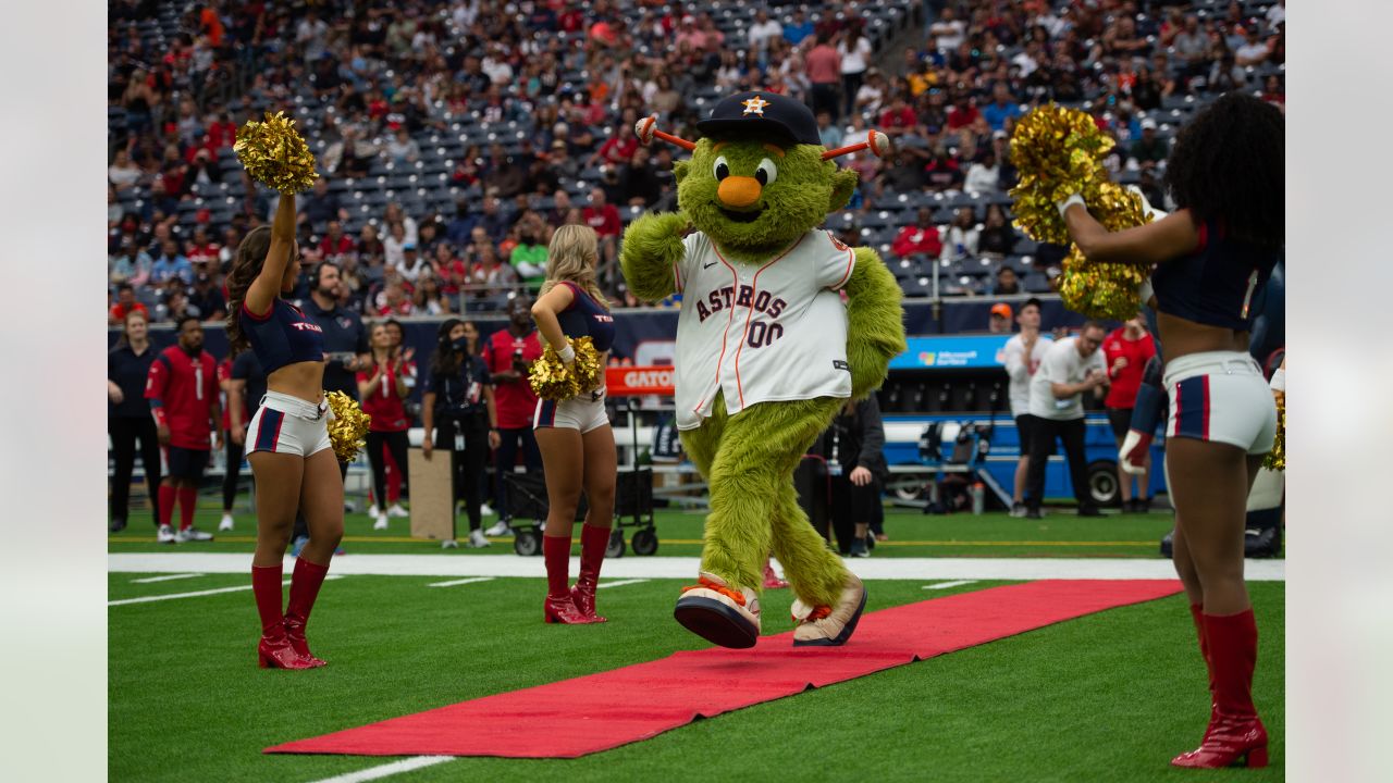 Astros mascot goes streaking to celebrate birthday 