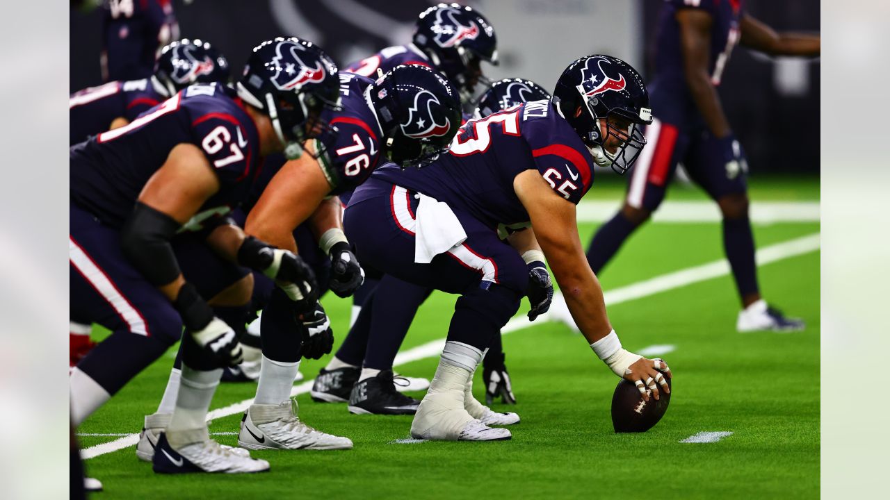 Photo: The Houston Texans Line up Against the Seattle Seahawks at the Line  of Scrimmage at Reliant Stadium in Houston - HOU2009121304 