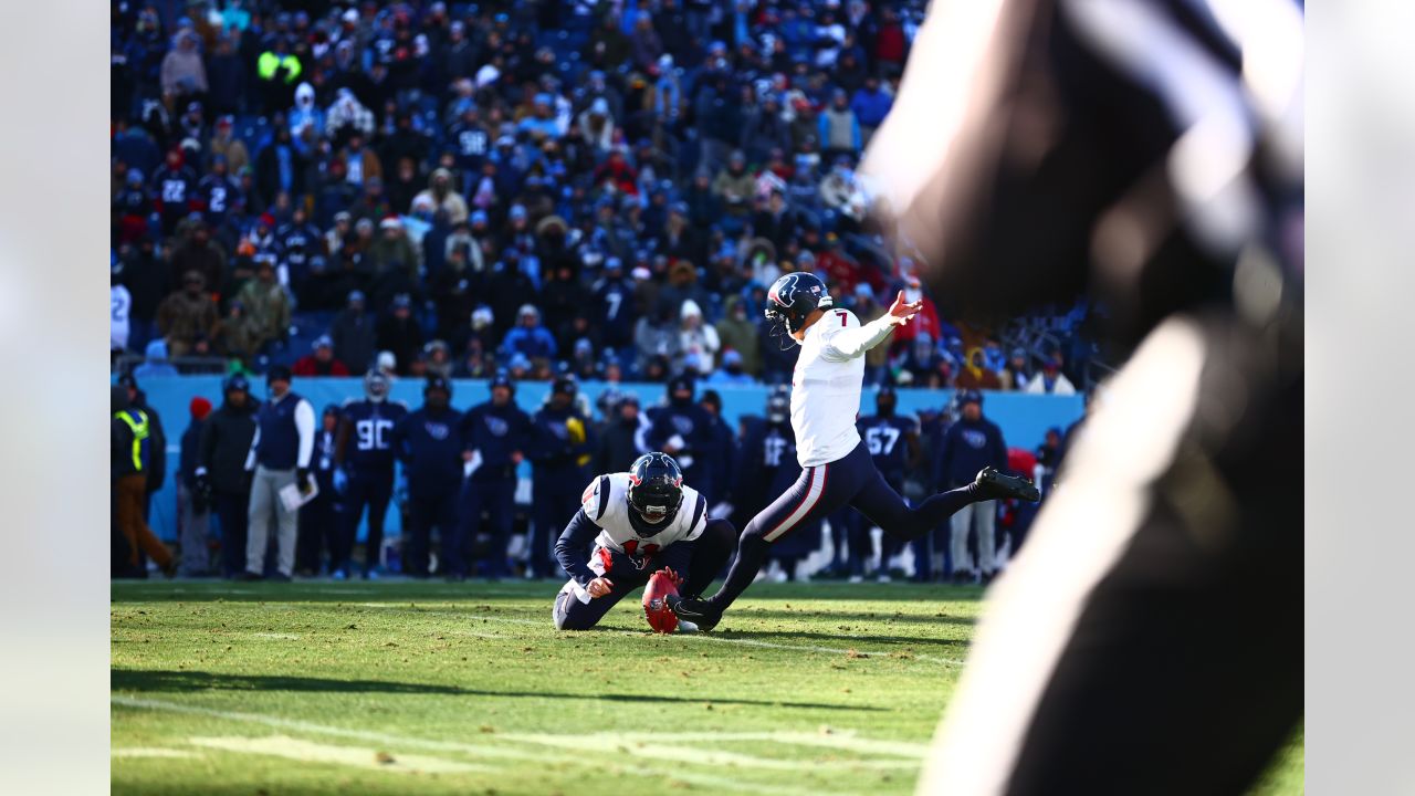 Texans finally close out game in 19-14 win over Titans