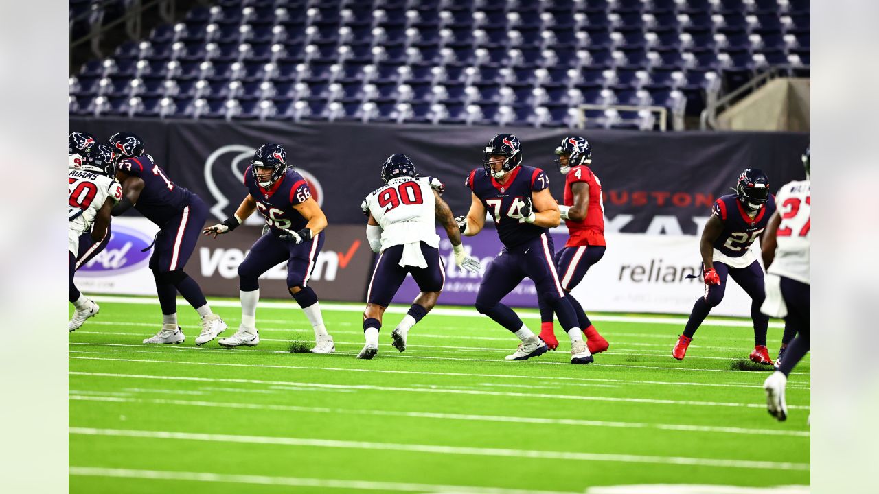 Photo: The Houston Texans Line up Against the Seattle Seahawks at the Line  of Scrimmage at Reliant Stadium in Houston - HOU2009121304 