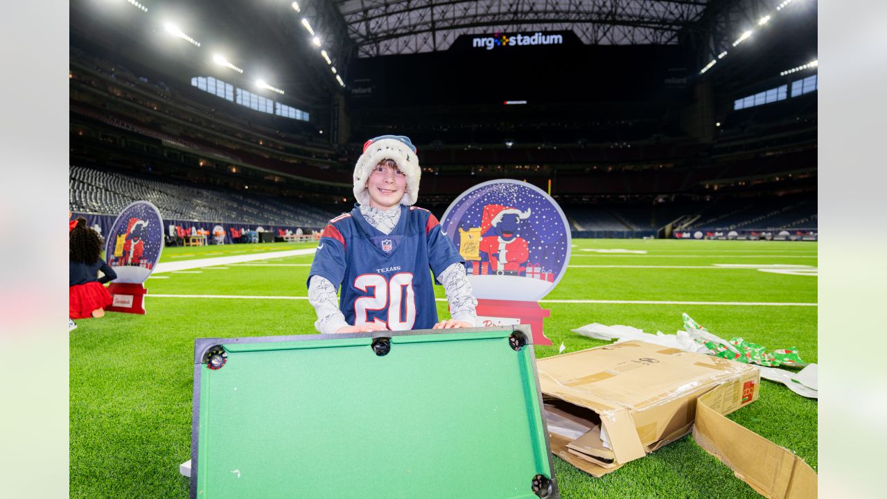 The Texans spread holiday cheer in H-Town