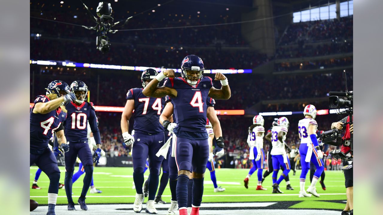 Houston Chronicle Sports - Houston Texans quarterback Deshaun Watson flexes  in celebration after connecting with running back Taiwan Jones to set up  the winning field goal in overtime of their 22-19 AFC