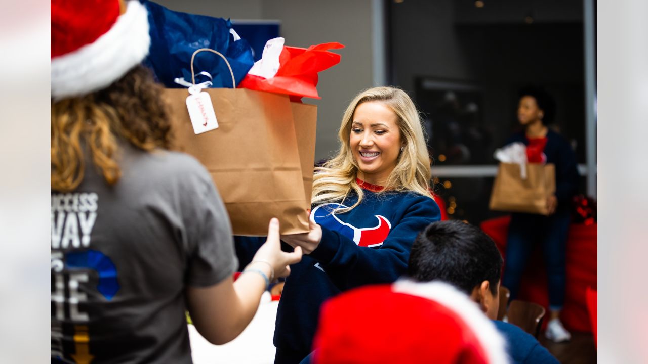 Texans WR Nico Collins hosts holiday shopping spree