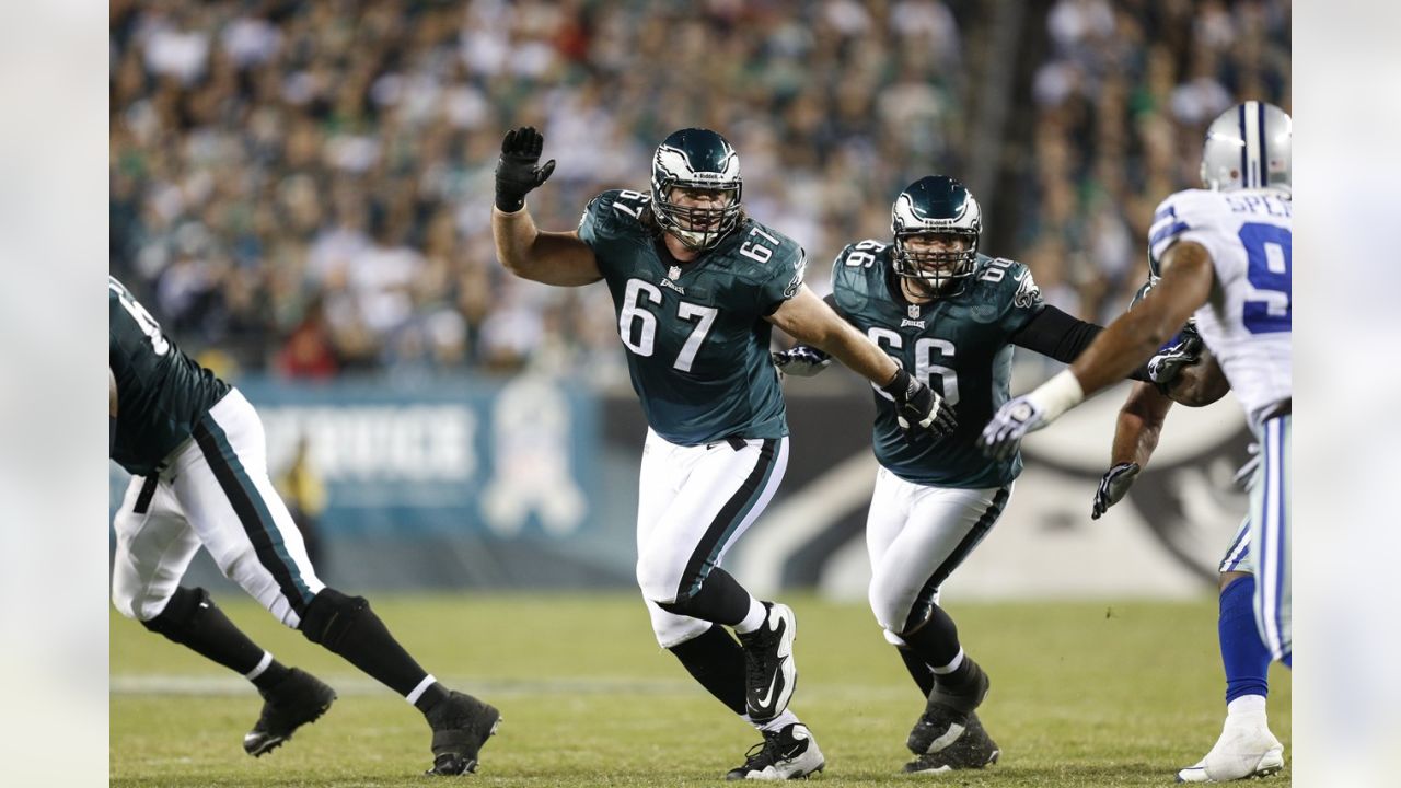 Eagles reunite with ex-Titans OL Dennis Kelly before training camp