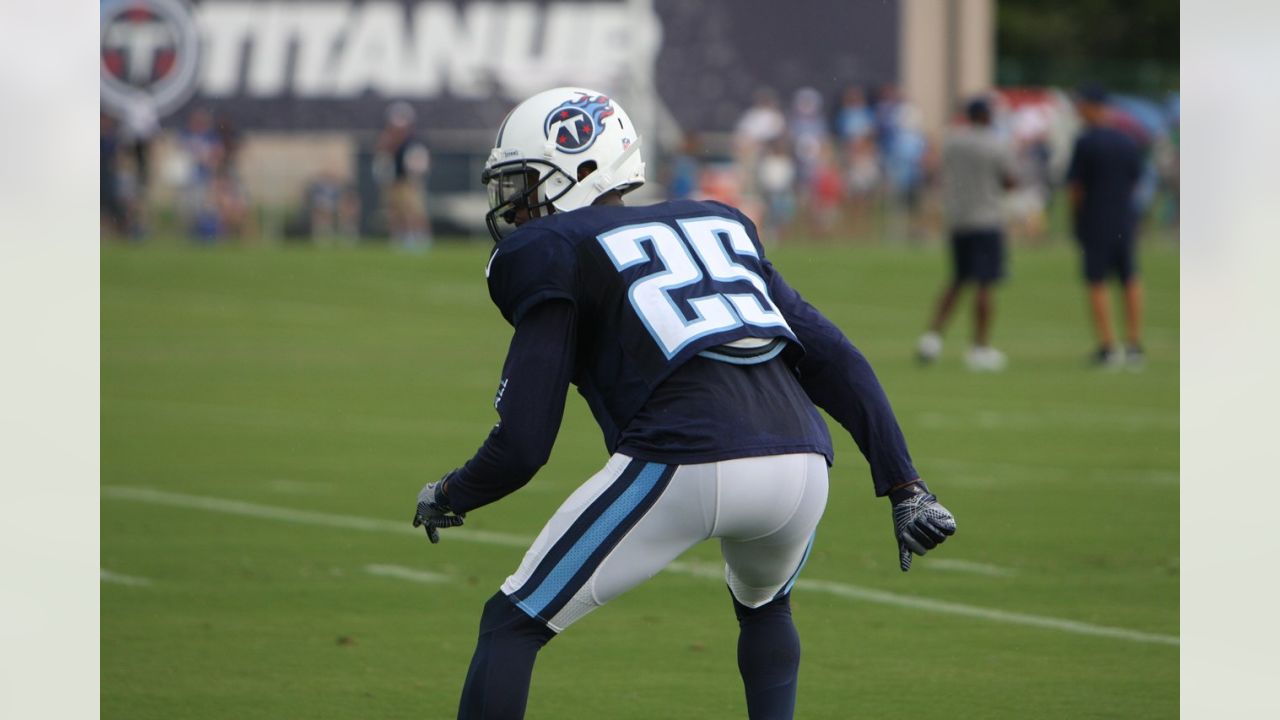 Titans Dexter McCluster dives for a 25-yard touchdown