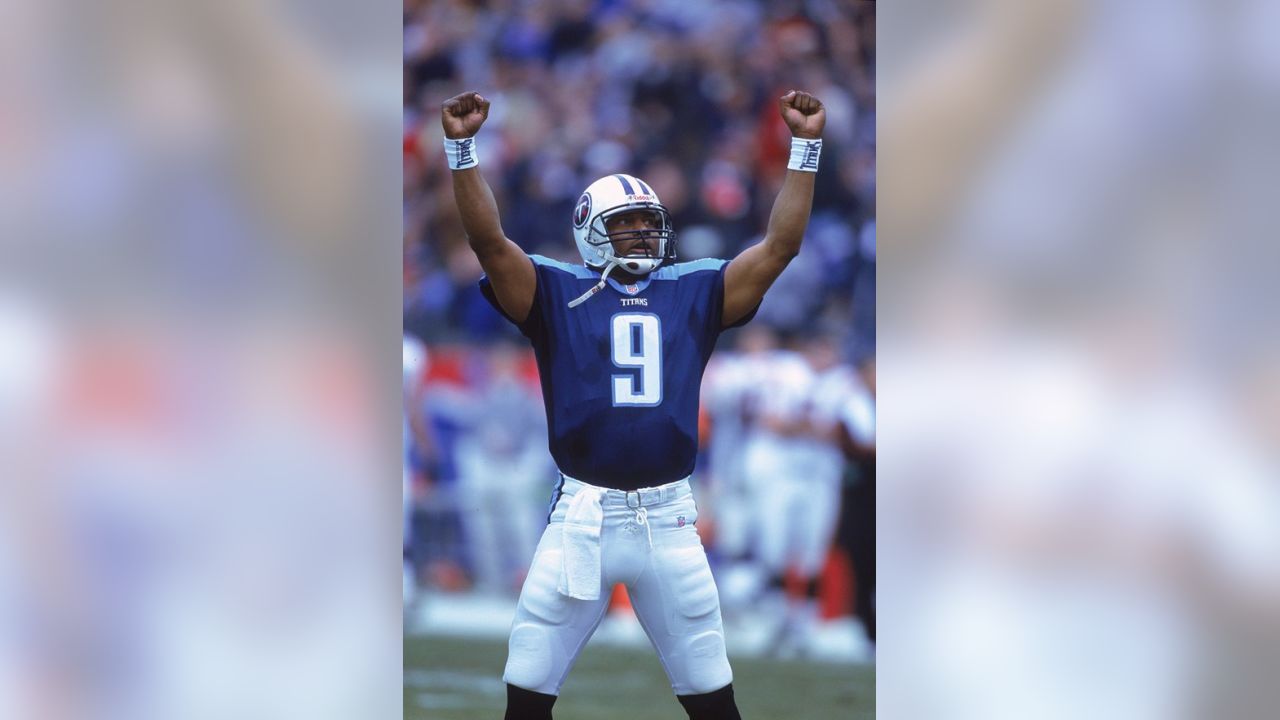 Titans All-Pro's photo celebrates Steve McNair at Mike Vrabel's expense