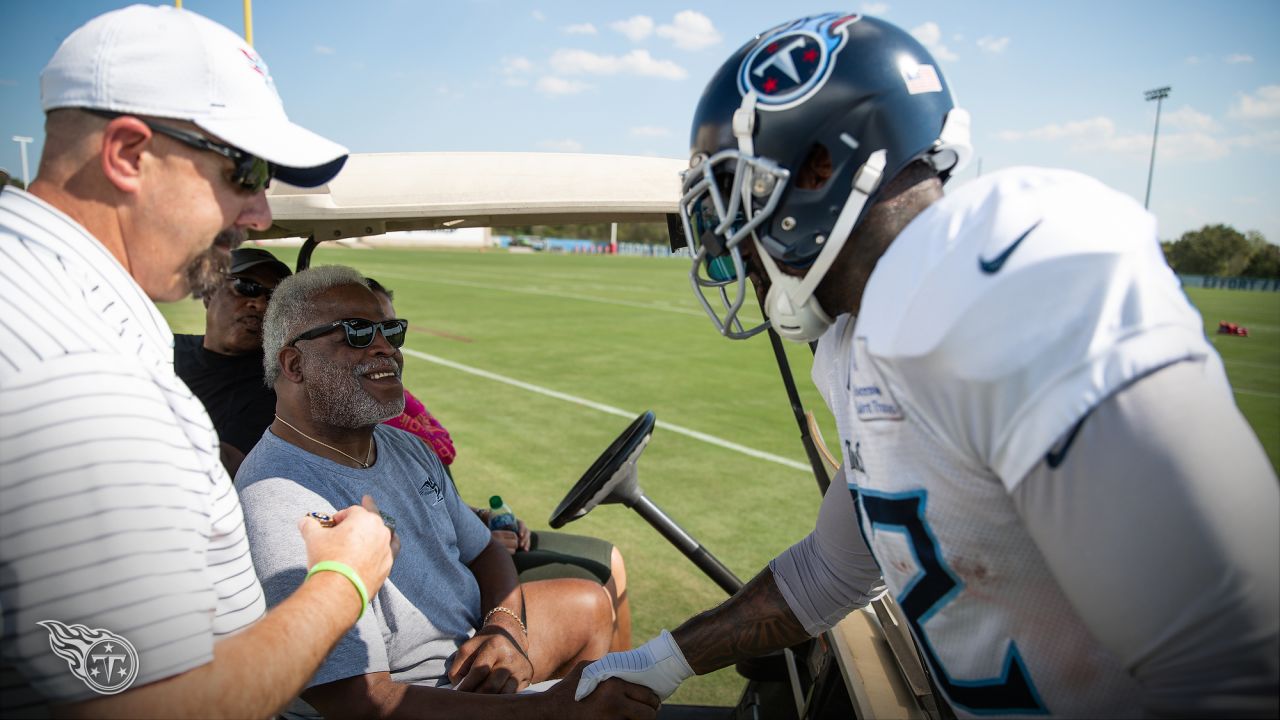 Oilers Great Earl Campbell Pays Visit to Tennessee – and Delivers a Message  to the Titans