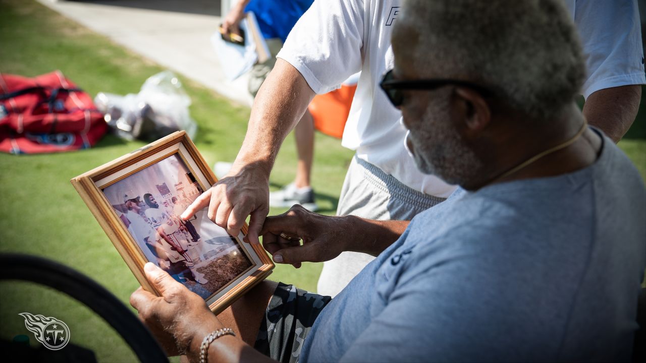 Oilers Great Earl Campbell Pays Visit to Tennessee – and Delivers a Message  to the Titans