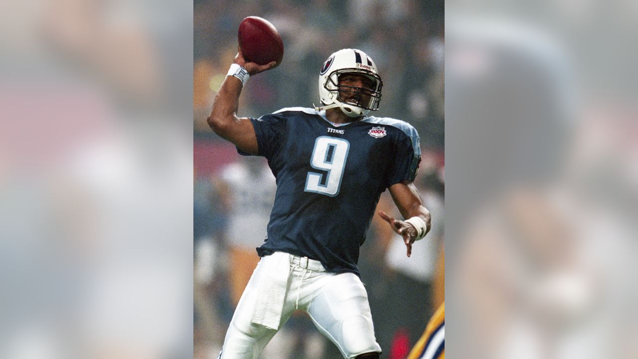 Steve McNair, Quarterback for the Tennessee Oilers passes the ball